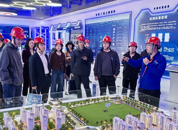 二分公司西三教城中村改造回遷項(xiàng)目迎來(lái)兄弟單位觀(guān)摩團(tuán)